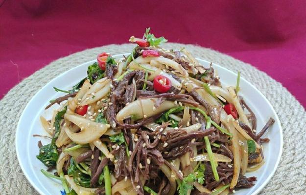 手撕牛肉怎么做才好吃？详细步骤和技巧是什么？