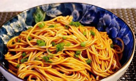 如何制作美味健康的以什锦拌面（用多种蔬菜和调味料）