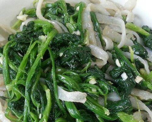 清爽又营养的蒸菠菜（一道简单易做的家常菜肴）