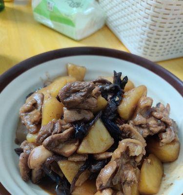 土豆蘑菇炖鸡的做法是什么？如何做出美味的炖鸡？