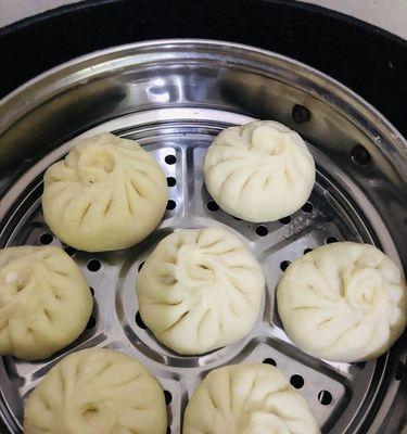 自制肉包子的详细做法（从制作面团到包馅）