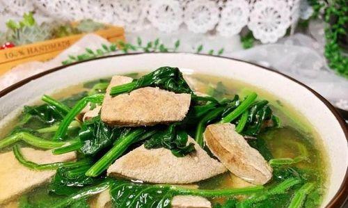 营养丰富的猪肝菠菜猪血木耳汤（营养多样化的美味佳肴）