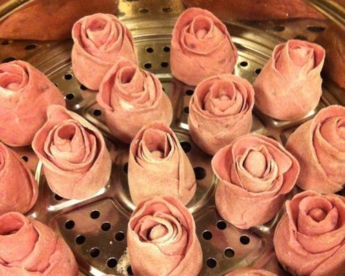 草莓玫瑰花馒头的制作方法（以草莓和玫瑰花为原料）