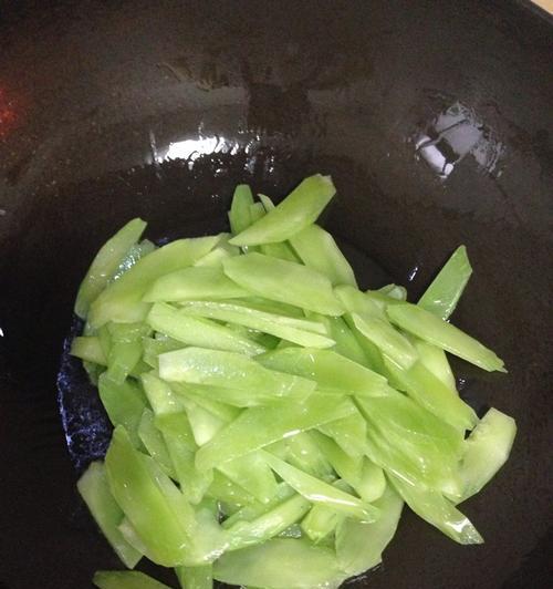 清炒腰果莴笋怎么做？步骤和技巧有哪些？