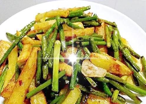 蒜薹炒土豆条的做法是什么？步骤详解如何做？