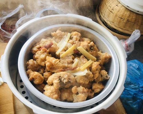 清蒸鸡肉的做法是什么？如何确保鸡肉鲜嫩多汁？