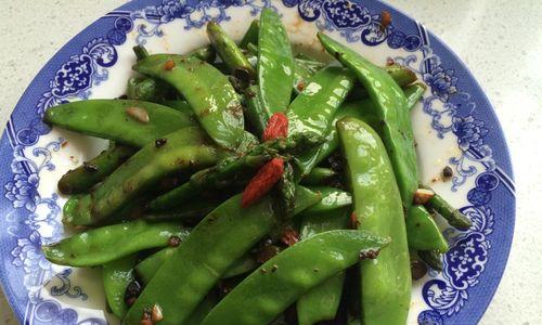 自制卤肉炒荷兰豆的做法是什么？步骤和技巧有哪些？