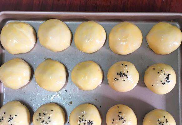 芝麻蛋黄酥的做法是什么？如何在家轻松制作？