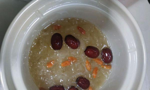 百合银耳燕窝的制作及食用（营养丰富的美食佳品）