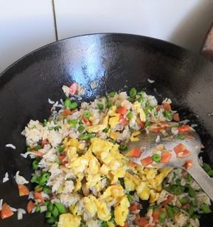 彩椒炒彩虹米饭的做法是什么？如何做出美味的彩虹米饭？