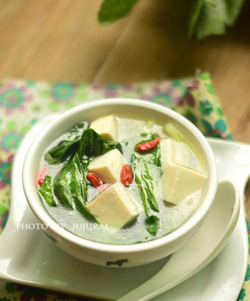 清汤白菜豆腐的家常做法（营养美味清爽解暑）