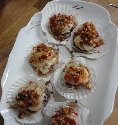 如何制作美味的蒸扇贝（简单易学的做法）