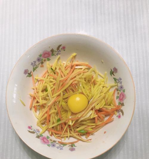 土豆丝卧蛋怎么做？步骤和技巧有哪些？