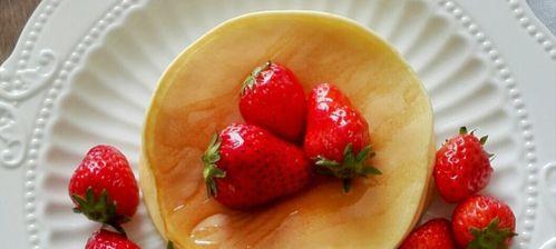 草莓炼奶松饼，让你尽享鲜甜滋味（以鲜美草莓为主）