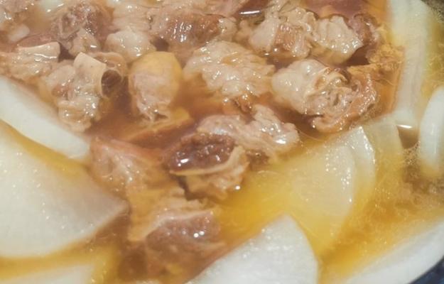 白萝卜炖牛腩的美味做法（口感鲜美）