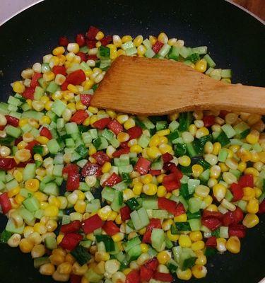 青瓜火腿粒，清凉夏日必备美食（简单易做的营养小吃）