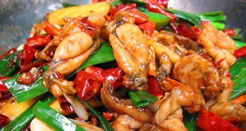 板栗焖田鸡的做法（田园风味的美食佳肴）