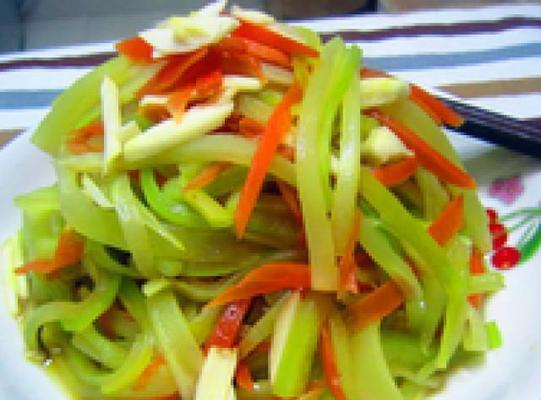 家常美食，肉片炒莴笋萝卜丝（简单易学的健康烹饪技巧）