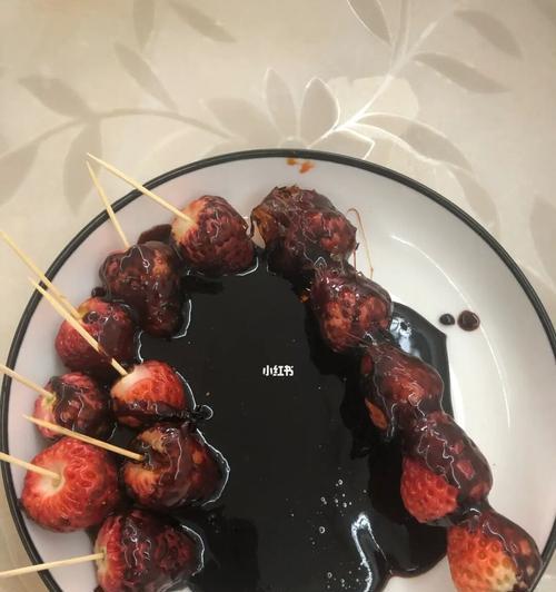 草莓冰糖的制作方法（用草莓和冰糖制作美味可口的甜品）