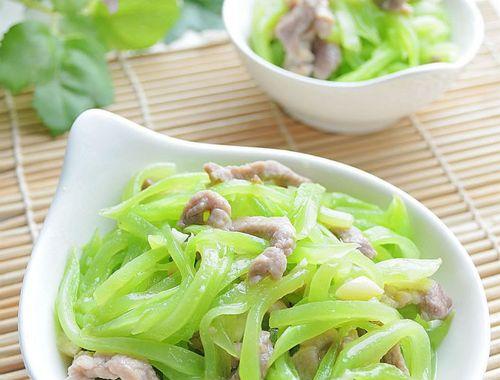 美味健康的土猪肉炒莴笋片（用土猪肉和莴笋片做出一道美味佳肴）