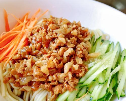 以炸酱运的做法，制作美味口感的拌面（掌握炸酱的技巧）