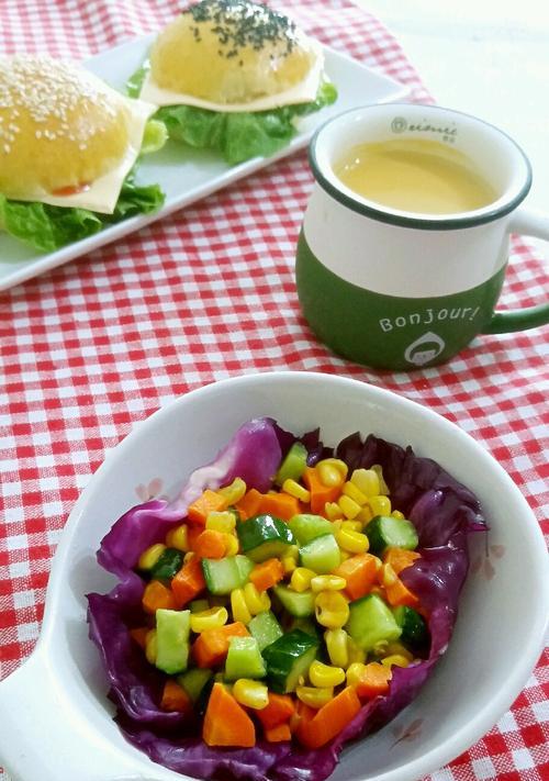 紫甘蓝拌玉米，健康又美味（打造营养丰富的夏日小食）