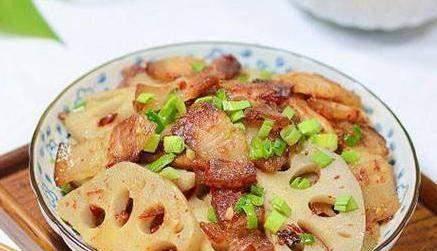以菠菜和莲藕为主材料的汤品，清爽又美味（以菠菜和莲藕为主材料的汤品）
