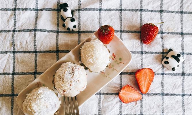 草莓大福制作教程（手把手教你制作口感软糯）