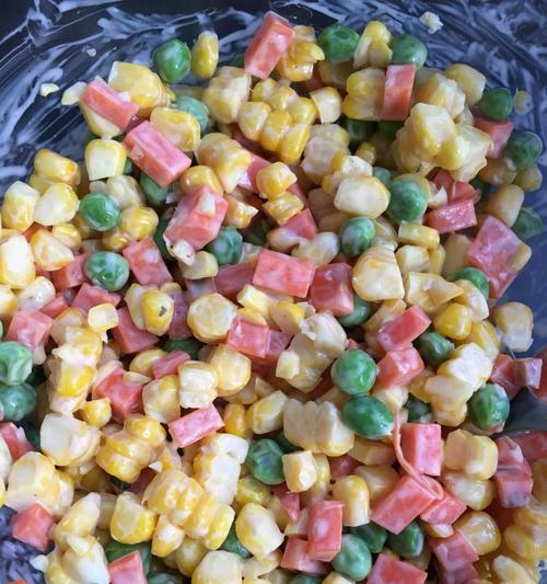 玉米沙拉，一道清爽美味的夏日佳肴（教你制作五彩缤纷的玉米沙拉）