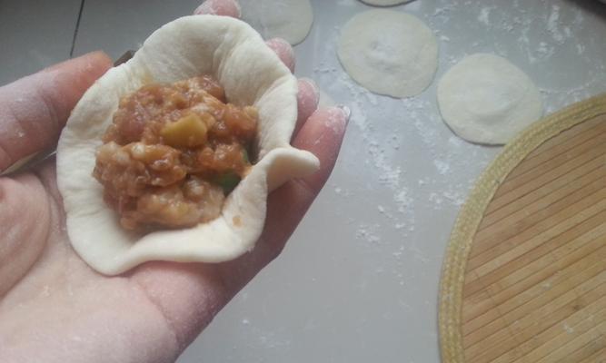 用玉米制作美味肉包子（做法详解）
