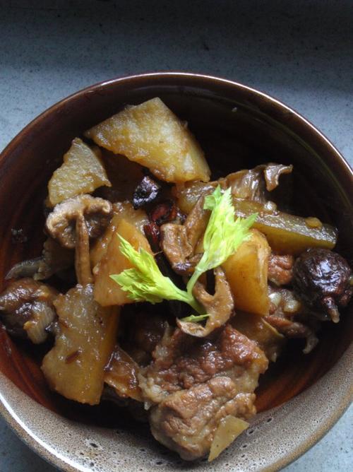 白菜土豆炖排骨，轻松做出的家常美味（营养搭配）