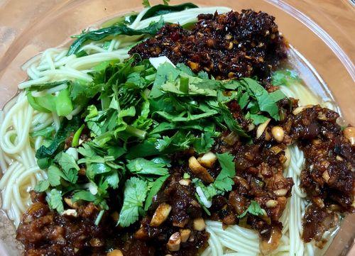 美味炸酱面炸酱制作方法大揭秘（以经典炸酱面为基础）