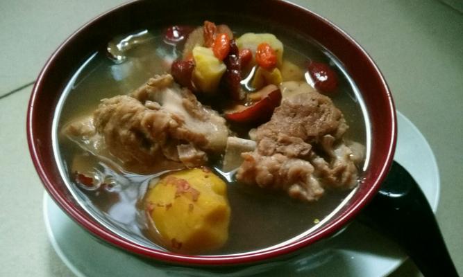 石斛猪骨汤怎么做？有哪些健康益处？