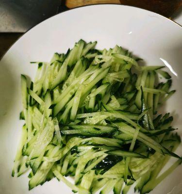 酸辣蕨根粉拌黄瓜丝怎么做？步骤和技巧是什么？