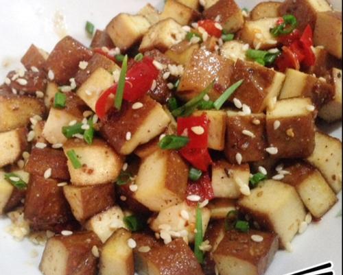 香辣豆腐干的做法（咸鲜爽口的美味佳肴）