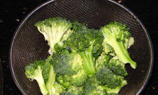 美味又健康！自制以西兰花鳕鱼鸡蛋丸子的做法