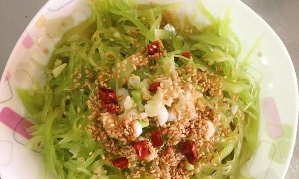 甜辣爽脆莴笋丝怎么做？莴笋丝的正确切法和调味技巧是什么？