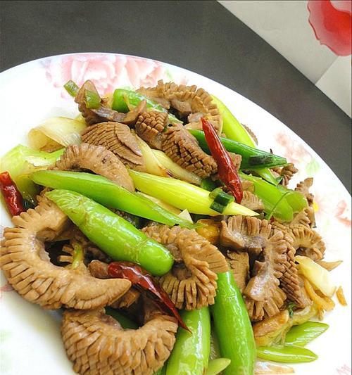 辣椒炒腰花食谱（鲜辣椒的火辣与腰花的鲜香完美结合）