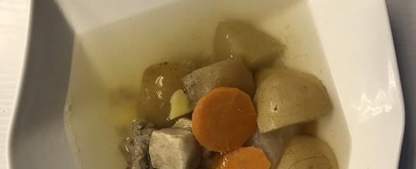 营养美味的薏米芡实黄豆雪梨炖排骨（健康的家常菜谱）