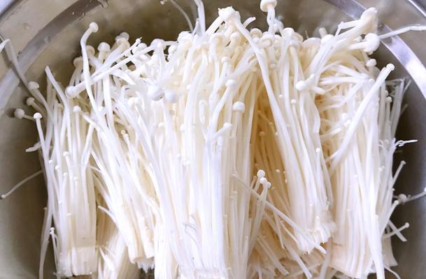 香炸金针菇的做法（酥脆可口的小吃）