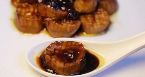 香菇鲍鱼的美食盛宴（家庭厨房里的豪华食材）