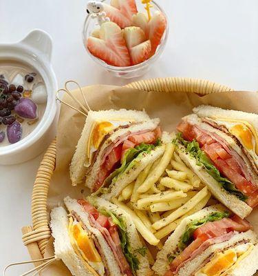 美味可口的以西红柿三明治（简单易做的家常美食）