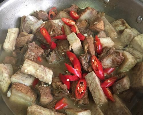 美味做法分享——肉末香菇烧芋头（简单易学的家常美食）