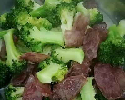 西兰花炒香肠的做法是什么？如何炒出美味的西兰花炒香肠？