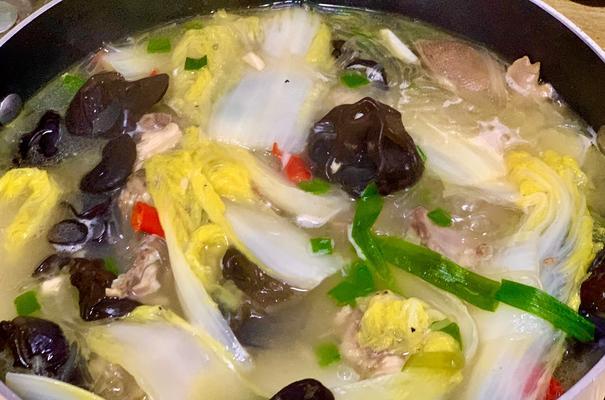 土豆烧白菜的美味做法（鲜嫩白菜搭配绵软土豆）