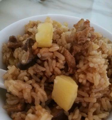 土豆焖米饭，营养美味的家常做法（以土豆入菜）