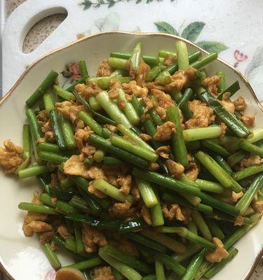 家常美食，蒜薹爆鸡丁的做法（传统美味）