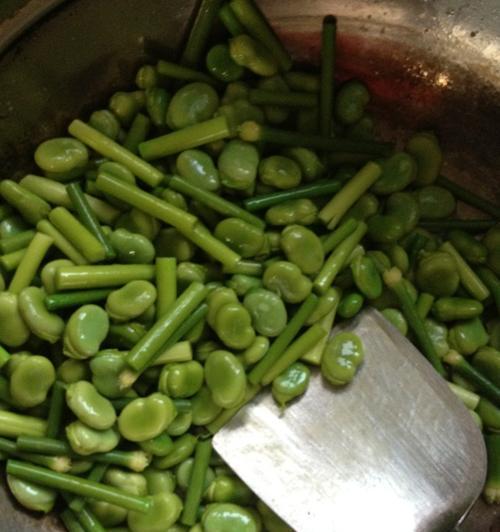蒜苗炒蚕豆（教你简单易学的家常做法）