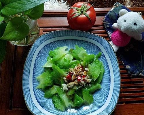 小米椒炒苦瓜的做法（简单易学）