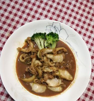 用蒜茸烹制鲜美小鲍鱼（浓香蒜茸口感鲜美）